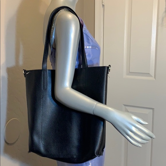 Tote with central magnet button for easy closing - Picture 7 of 8